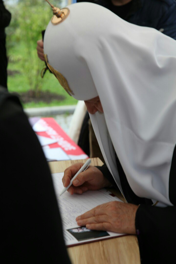 Патриарх Кирилл ставит подпись ЗА запрет абортов